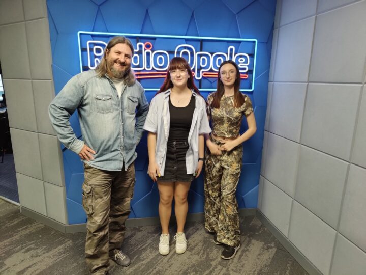 W pomieszczeniu stoją trzy osoby, w tle widać napis radio opole