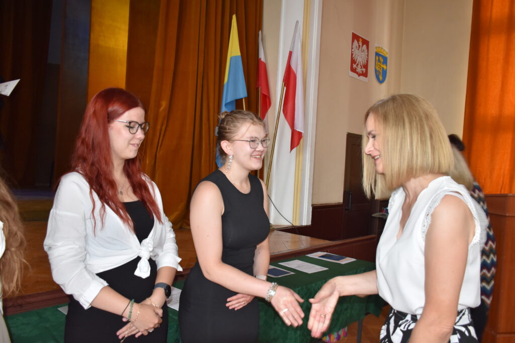Pani dyrektor gratuluje nagrodzonym uczniom