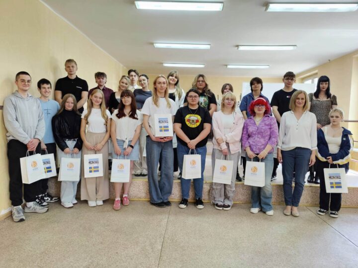 uczniowie uczestniczący w praktykach w Szwecji, trzymają przed sobą certyfikaty