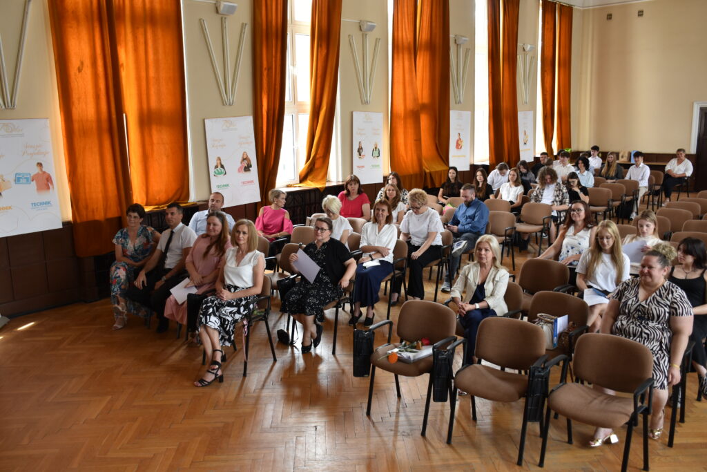 aula wypełniona nauczycielami i uczniami